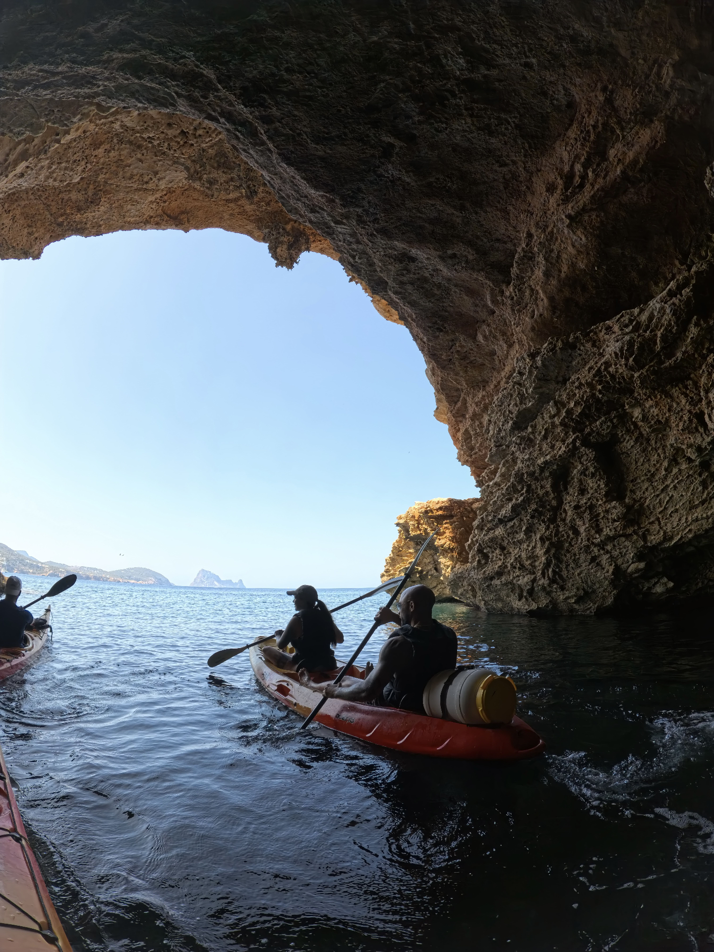 Interior de la Cueva de Codolar con luz turquesa