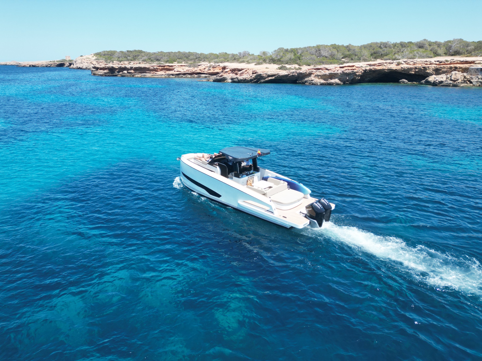 Barco Kumbra navegando en aguas de Ibiza