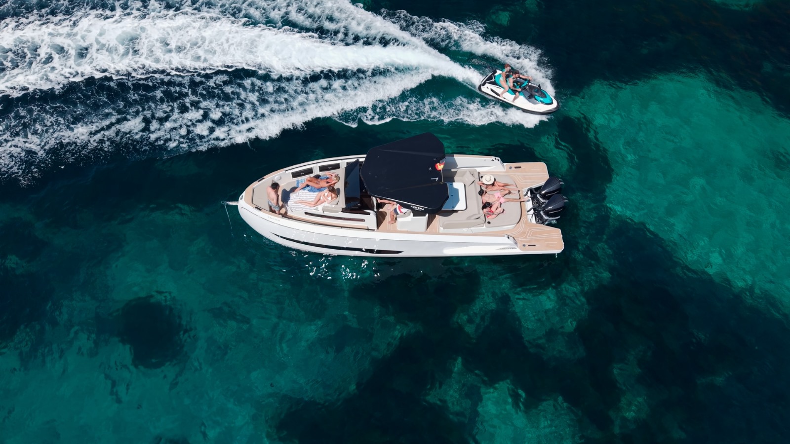 Barco con moto de agua en Ibiza