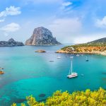 Ibiza, una vibrante isla mediterránea, atrae a los viajeros con sus playas bañadas por el sol, su animada vida nocturna y su rico patrimonio cultural.